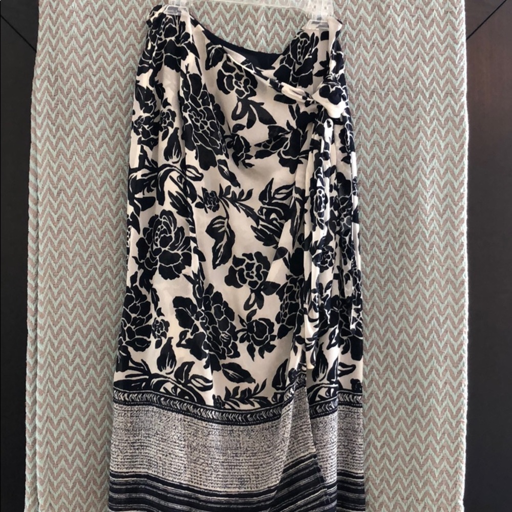 Wrap skirt.